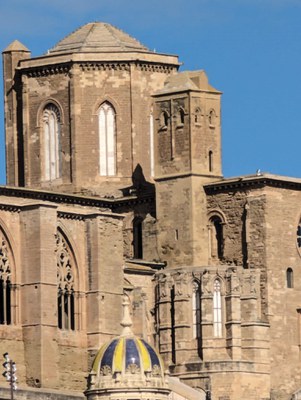 Monjo fantasma que apareix  uns 6 mesos al any en un horari  de secuencia solar.