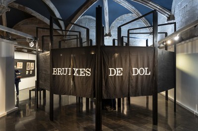 Imatge de l’exposició ‘Bruixes de dol’.