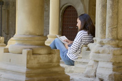 Tardes de lectura al claustre de la Seu Vella.