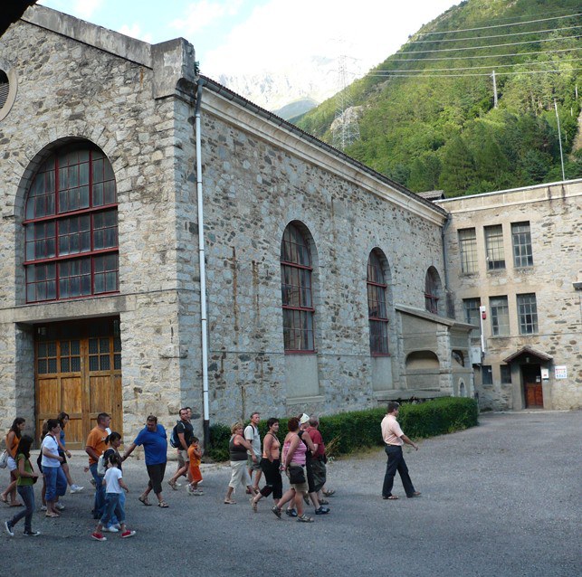 Visitants a la central de Capdella